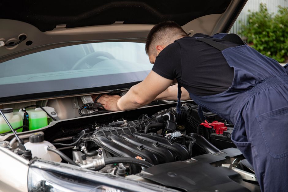Mechaniker bei der Motorwartung, Nahaufnahme der Hände